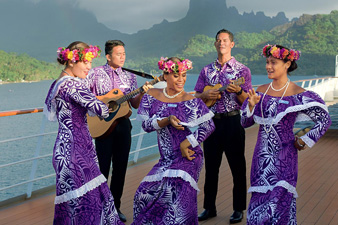 Les Gauguines (Tahitian cruise hosts)